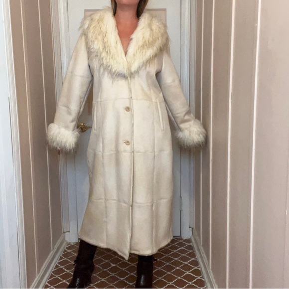 Terry Lewis Classic Luxuries Jackets & Blazers - NWT Terry Lewis Classic Luxuries Faux Fur & Vegan Suede Cream Trench Coat Size M